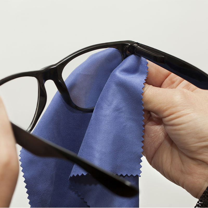 چگونه عینک را تمیز کنیم که به عدسی عینک آسیب وارد نشود؟ ۱۴۰۳ 1