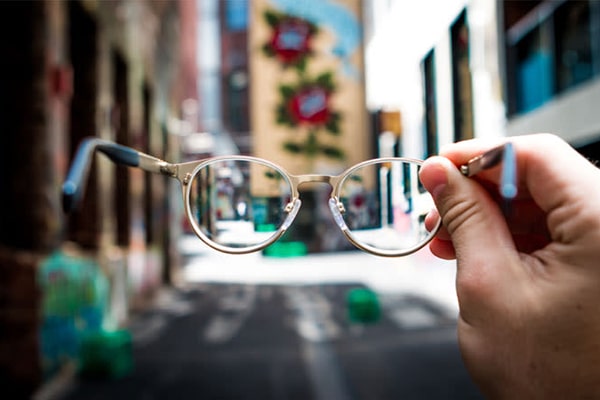 معرفی انواع شیشه عینک طبی و بهترین برندها