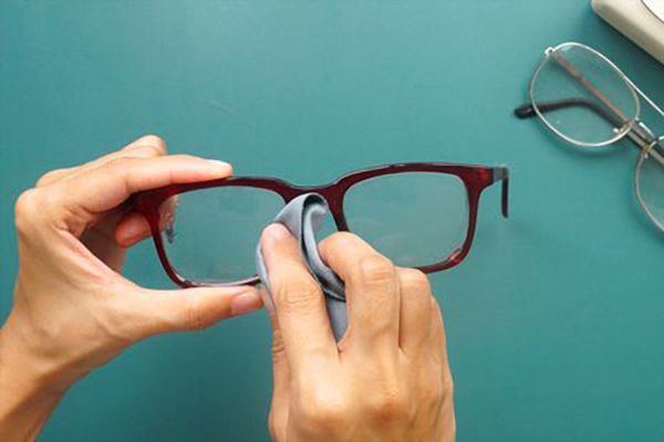 چگونه خش شیشه عینک خود را برطرف کنیم؟