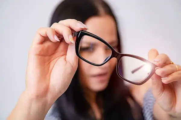  آیا عینک مطالعه برای چشم ضرر دارد 
